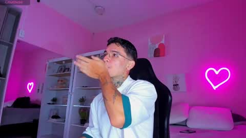 Snapshot of ian_castillo_ chatting on 09.10.25 IAN CASTILLO online show from 09.10.25