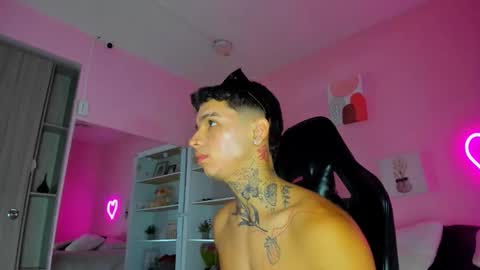 Snapshot of ian_castillo_ chatting on 09.23.25 IAN CASTILLO online show from 09.23.25