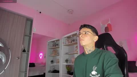 Snapshot of ian_castillo_ chatting on 09.25.25 IAN CASTILLO online show from 09.25.25