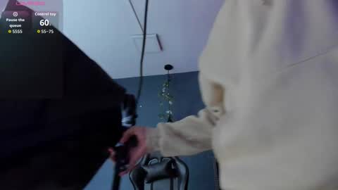 Snapshot of ian_castillo_ chatting on 09.30.25 IAN CASTILLO online show from 09.30.25