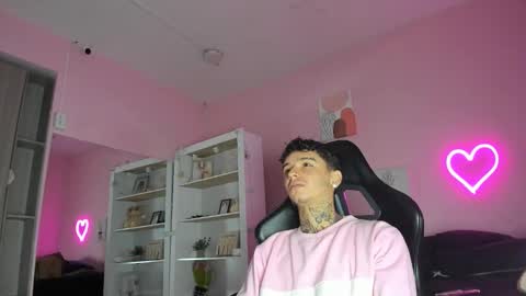 Snapshot of ian_castillo_ chatting on 10.07.25 IAN CASTILLO online show from 10.07.25