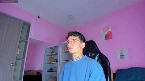 Snapshot of ian_castillo_ chatting on 10.10.25 IAN CASTILLO online show from 10.10.25