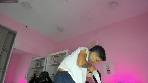 Snapshot of ian_castillo_ chatting on 10.23.25 IAN CASTILLO online show from 10.23.25