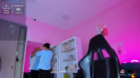 Snapshot of ian_castillo_ chatting on 10.30.25 IAN CASTILLO online show from 10.30.25