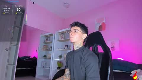 Snapshot of ian_castillo_ chatting on 10.31.25 IAN CASTILLO online show from 10.31.25