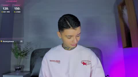 Snapshot of ian_castillo_ chatting on 06.19.26 IAN CASTILLO online show from 06.19.26