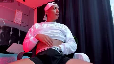 Snapshot of ian_lein chatting on 12.01.25 IAN LEIN online show from 12.01.25