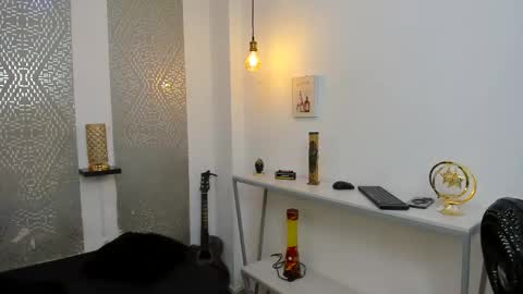 Snapshot of ian_tomson chatting on 10.31.25 online show from 10.31.25