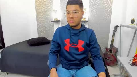 Snapshot of ian_tomson chatting on 11.01.25 online show from 11.01.25