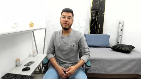 Snapshot of ian_tomson chatting on 11.03.25 online show from 11.03.25