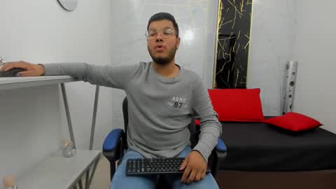 Snapshot of ian_tomson chatting on 11.07.25 online show from 11.07.25