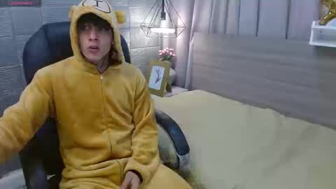 Snapshot of iancute_ chatting on 09.08.25 ian online show from 09.08.25