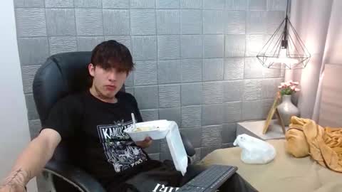 Snapshot of iancute_ chatting on 09.19.25 ian online show from 09.19.25