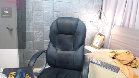 Snapshot of iancute_ chatting on 09.21.25 ian online show from 09.21.25