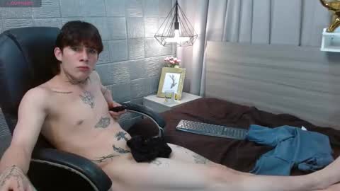 Snapshot of iancute_ chatting on 09.29.25 ian online show from 09.29.25