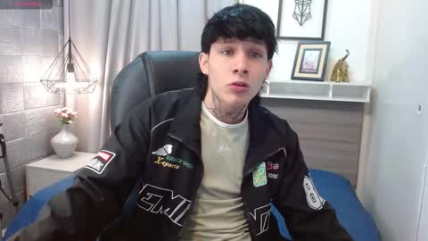 Snapshot of iancute_ chatting on 10.11.25 ian online show from 10.11.25