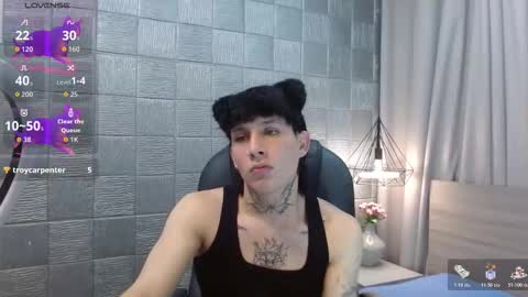 Snapshot of iancute_ chatting on 10.17.25 ian online show from 10.17.25