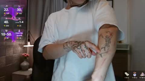 Snapshot of iancute_ chatting on 10.28.25 ian online show from 10.28.25