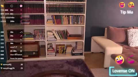 Snapshot of idontlikeguccibelts chatting on 10.03.25 Little Flower online show from 10.03.25