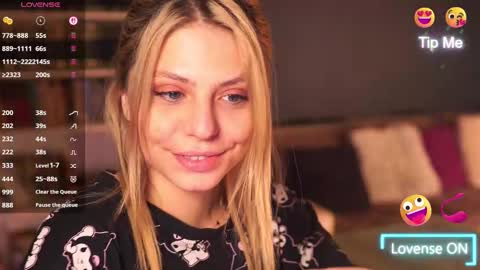 Snapshot of idontlikeguccibelts chatting on 10.05.25 Little Flower online show from 10.05.25