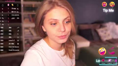 Snapshot of idontlikeguccibelts chatting on 10.09.25 Little Flower online show from 10.09.25