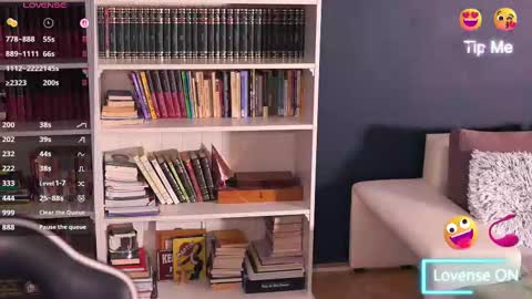 Snapshot of idontlikeguccibelts chatting on 10.11.25 Little Flower online show from 10.11.25