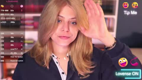 Snapshot of idontlikeguccibelts chatting on 10.19.25 Little Flower online show from 10.19.25