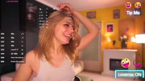 Snapshot of idontlikeguccibelts chatting on 10.23.25 Little Flower online show from 10.23.25