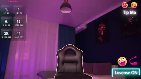 Snapshot of idontlikeguccibelts chatting on 11.05.25 Little Flower online show from 11.05.25