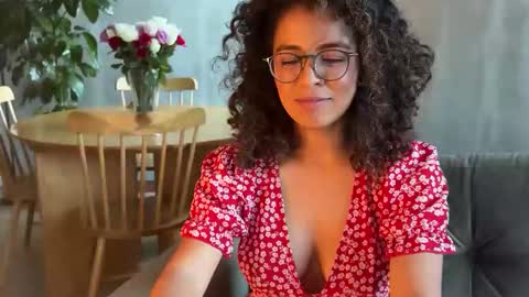 Snapshot of illaroom chatting on 02.20.25 Kloe online show from 02.20.25