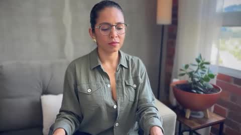 Snapshot of illaroom chatting on 10.14.25 Kloe online show from 10.14.25