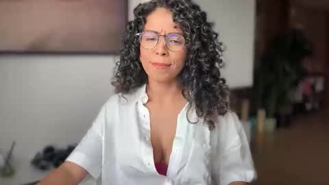 Snapshot of illaroom chatting on 10.28.25 Kloe online show from 10.28.25