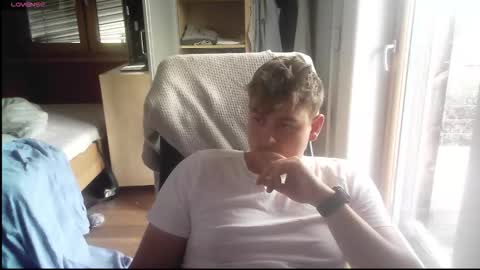 Snapshot of iloveyoutoo2000 chatting on 10.04.25 iloveyoutoo2000 online show from 10.04.25