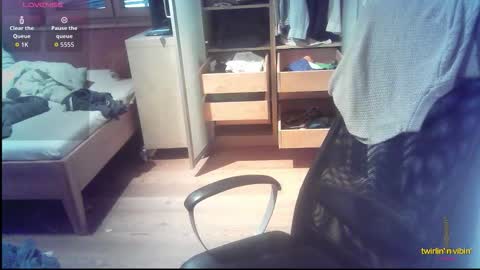 Snapshot of iloveyoutoo2000 chatting on 10.20.25 iloveyoutoo2000 online show from 10.20.25