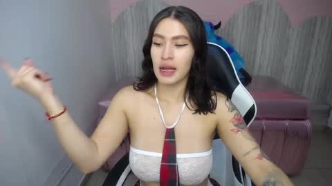 Snapshot of im_anny_t chatting on 10.31.25 Anny online show from 10.31.25