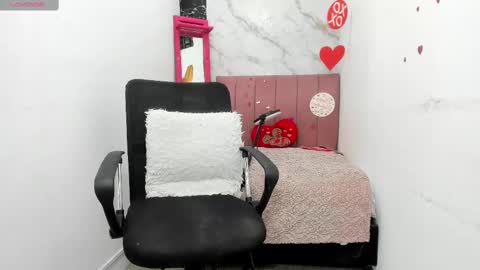 Snapshot of im_ariana chatting on 02.23.25 Ariana online show from 02.23.25