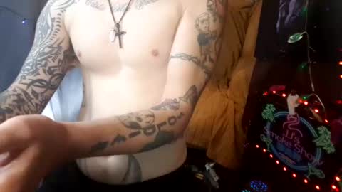 Snapshot of imglorious1 chatting on 10.13.25 JJ online show from 10.13.25