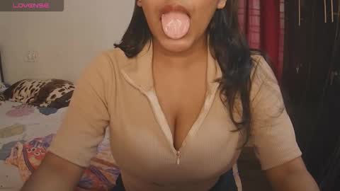 Snapshot of imlovelyrose chatting on 10.08.25 ROSE online show from 10.08.25