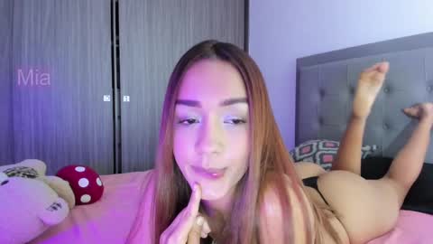 Snapshot of immia_rosse chatting on 02.19.25 mia ---------  COL TIME online show from 02.19.25