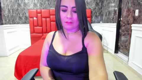 Snapshot of imyourdirtymilf chatting on 10.11.25 Karina online show from 10.11.25