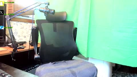 Snapshot of incredibleballbusting chatting on 09.27.25 Beau Beckett online show from 09.27.25