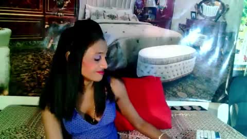 Snapshot of indianlovebug chatting on 01.10.25 Leah online show from 01.10.25
