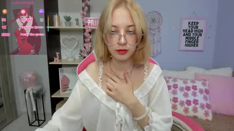 Snapshot of inferno_mia chatting on 09.17.25 Mia online show from 09.17.25