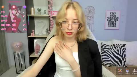 Snapshot of inferno_mia chatting on 10.09.25 Mia online show from 10.09.25