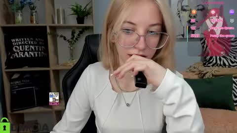 Snapshot of inferno_mia chatting on 10.15.25 Mia online show from 10.15.25