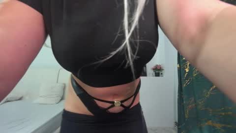 Snapshot of innocent_angell chatting on 11.22.25 Eva online show from 11.22.25