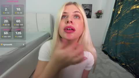 Snapshot of innocent_angell chatting on 11.27.25 Eva online show from 11.27.25