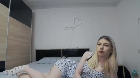 Snapshot of innocentangel2 chatting on 05.27.26 innocentangel2 online show from 05.27.26