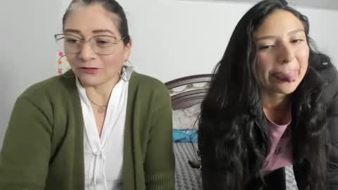 Snapshot of iris__sexy chatting on 02.06.25 angusdiabla online show from 02.06.25