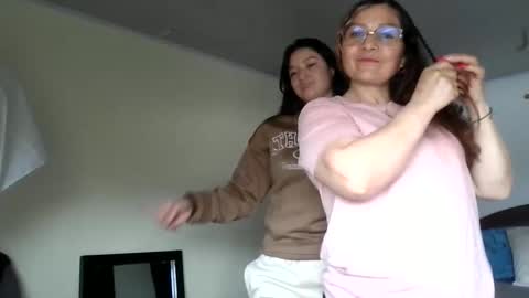 Snapshot of iris__sexy chatting on 10.27.25 angusdiabla online show from 10.27.25